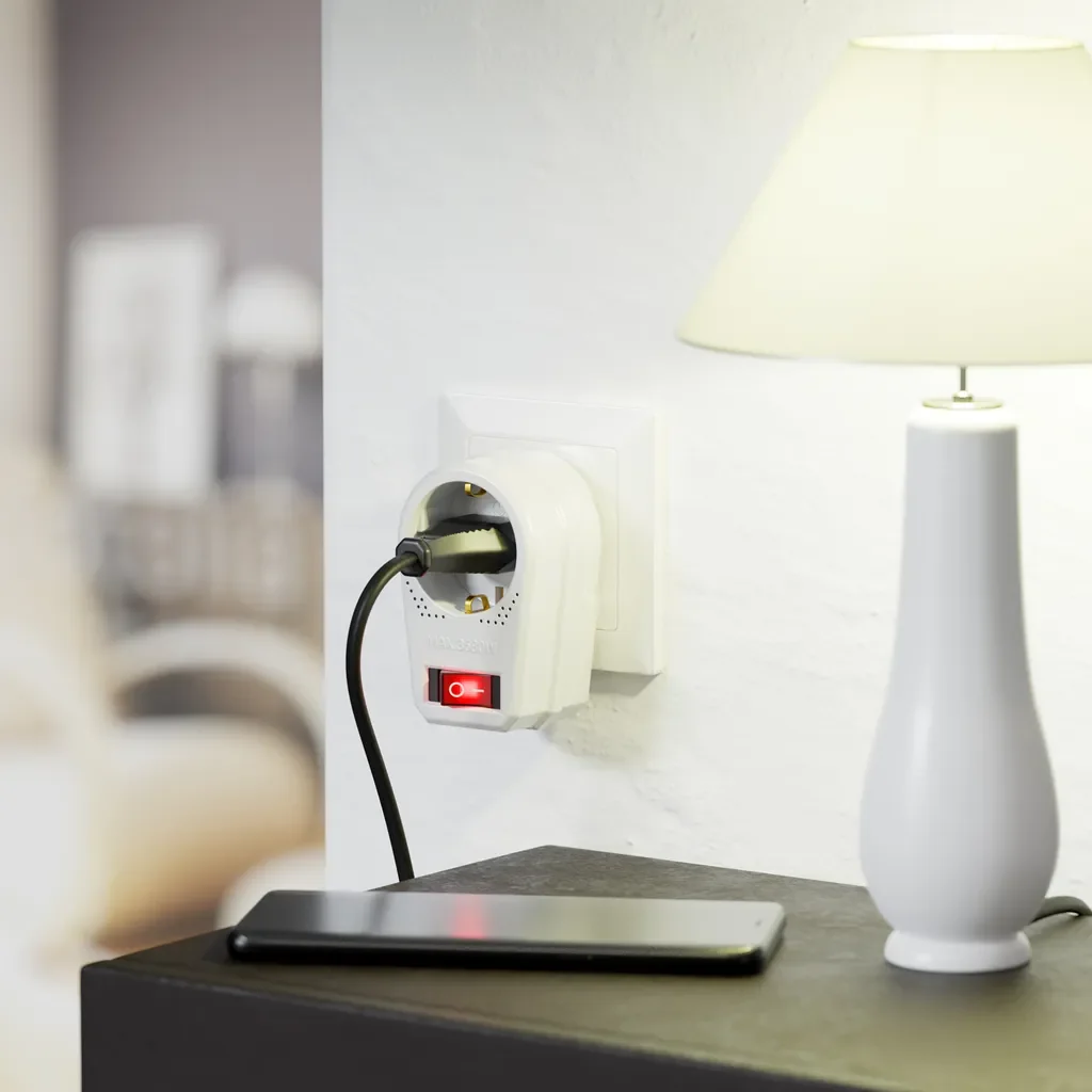 deleyCON Steckdosenadapter mit Schalter Schuko 16A 3680W Weiß